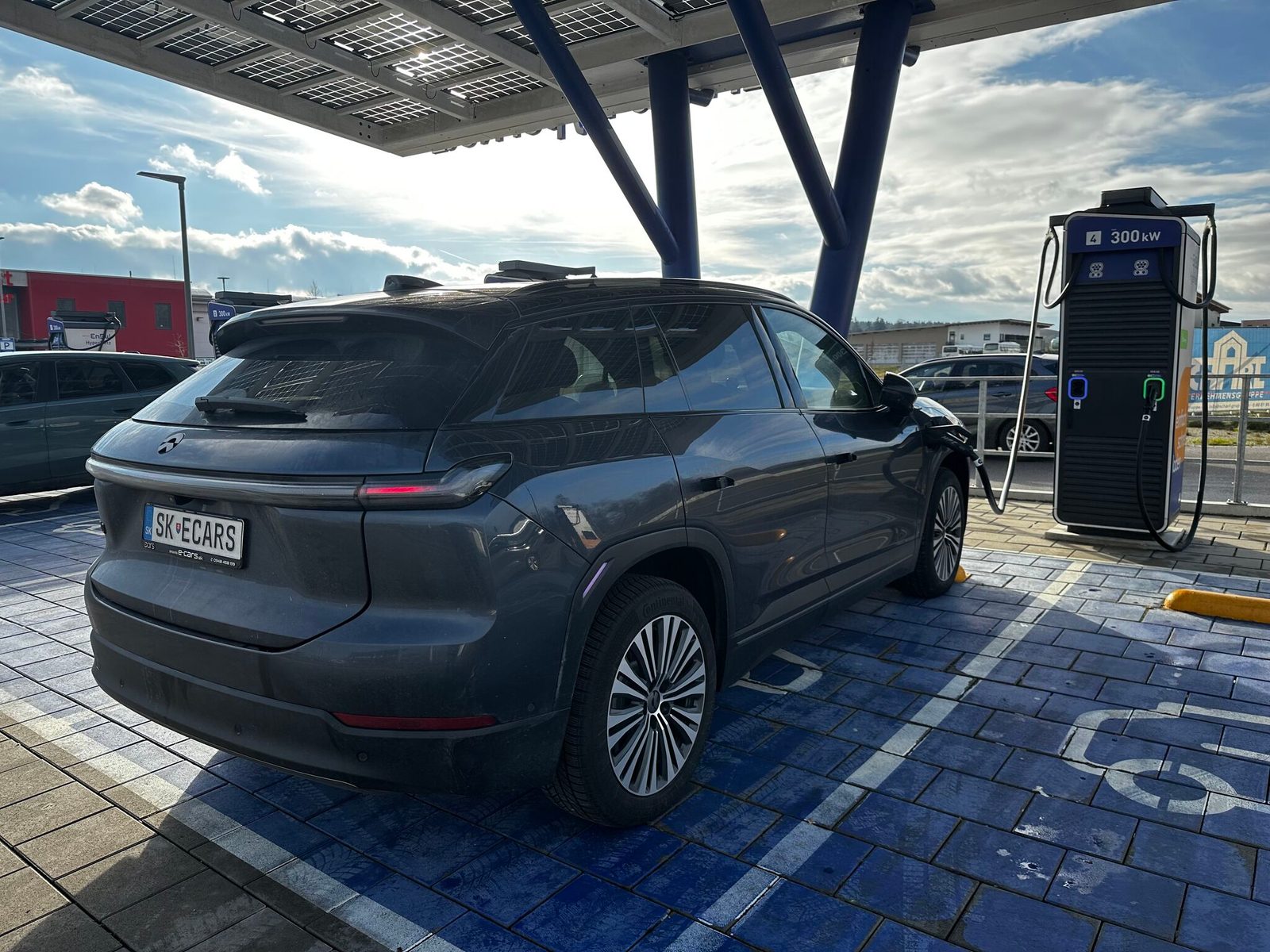 NIO na 300kW nabíjačke pod solárnou strechou. Pri dlhých trasách rozhoduje nabíjacia krivka a napätie systému, nie tabuľkový dojazd.