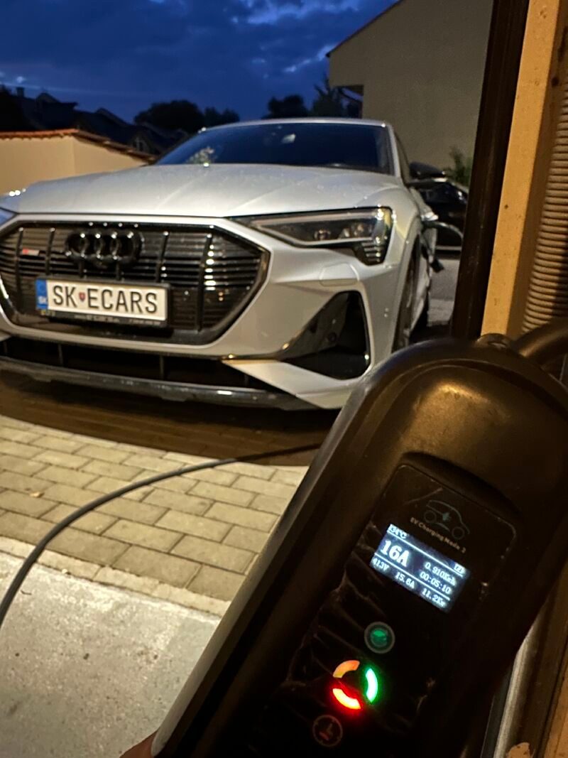 Audi e-tron nabíjané doma z trojfázovej zásuvky mobilnou nabíjačkou. Displej ukazuje 16 A a výkon 11,2 kW - teda výkon wallboxu bez wallboxu.