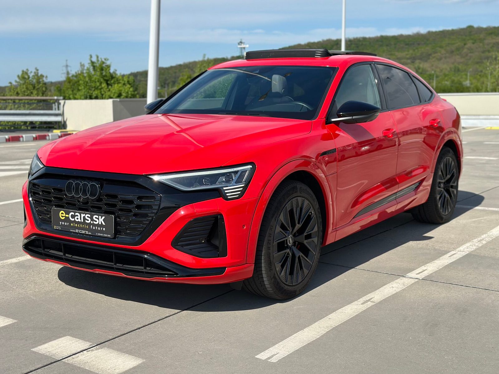 Bezchybný kus Audi Q8 e-tron, ktorý sme klientovi našli u prevereného partnera do troch dní po tom, čo sme kúpu prvých dvoch áut neodporúčali.